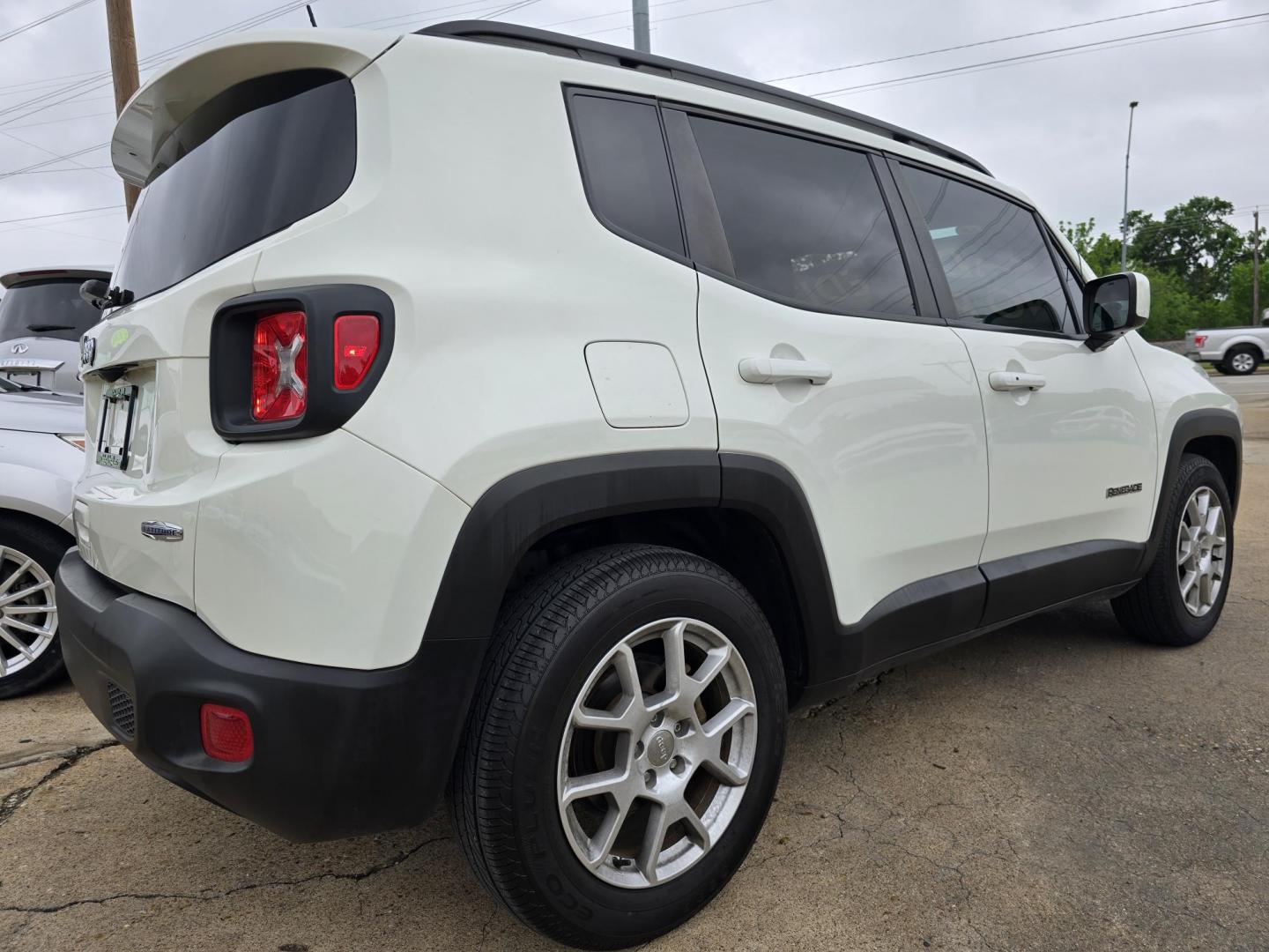 2019 WHITE Jeep Renegade Latitude (ZACNJABB7KP) with an 2.4L L4 DOHC 16V engine, 9A transmission, located at 2660 S.Garland Avenue, Garland, TX, 75041, (469) 298-3118, 32.885551, -96.655602 - Photo#3