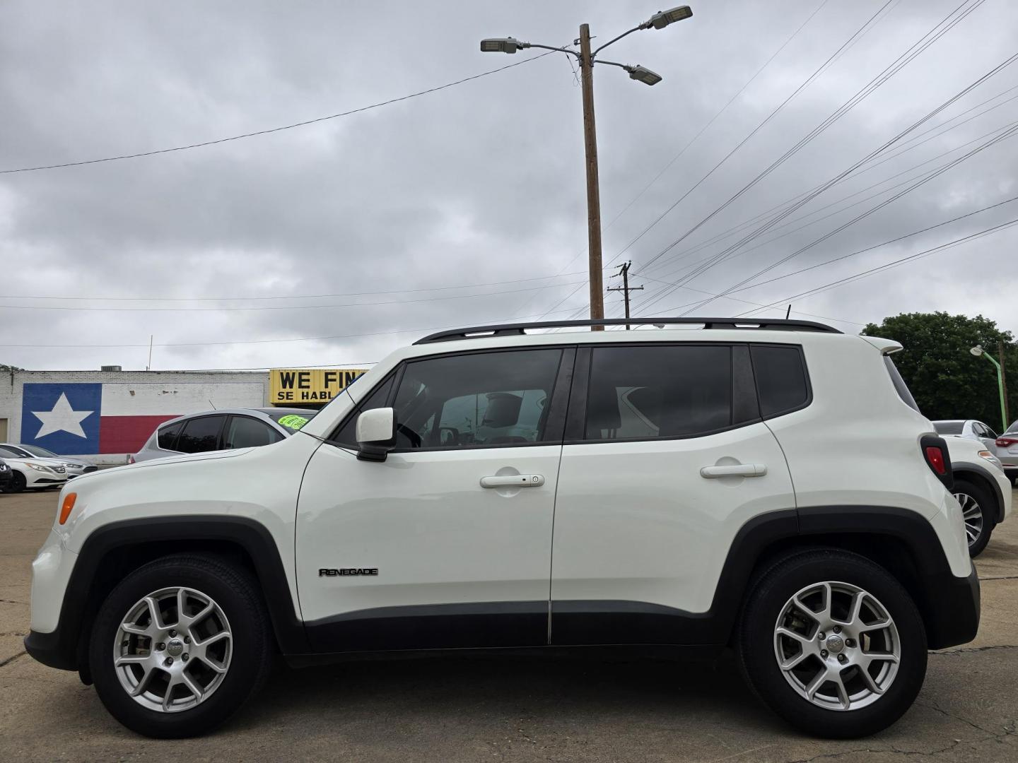 2019 WHITE Jeep Renegade Latitude (ZACNJABB7KP) with an 2.4L L4 DOHC 16V engine, 9A transmission, located at 2660 S.Garland Avenue, Garland, TX, 75041, (469) 298-3118, 32.885551, -96.655602 - Photo#6