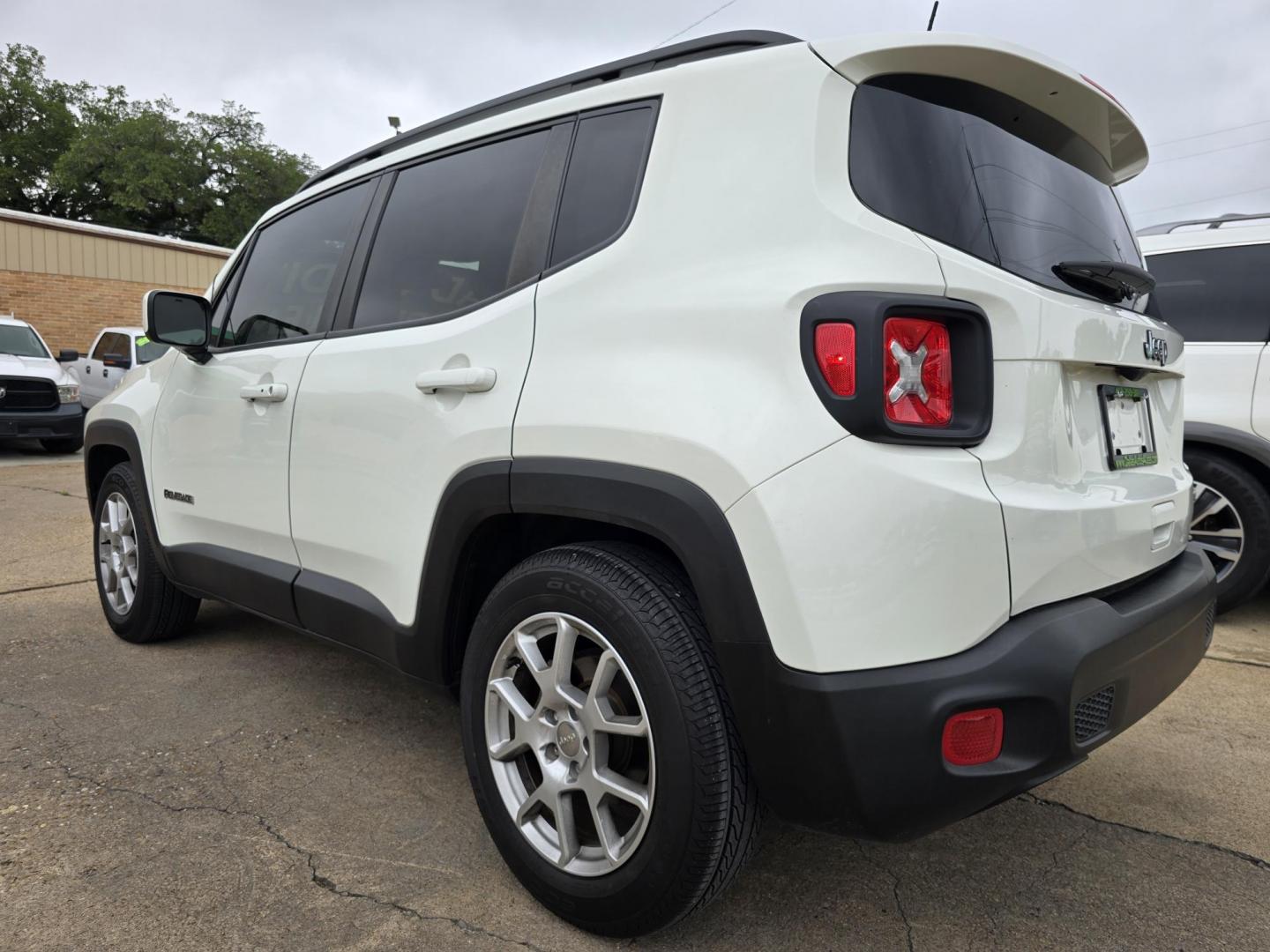 2019 WHITE Jeep Renegade Latitude (ZACNJABB7KP) with an 2.4L L4 DOHC 16V engine, 9A transmission, located at 2660 S.Garland Avenue, Garland, TX, 75041, (469) 298-3118, 32.885551, -96.655602 - Photo#5