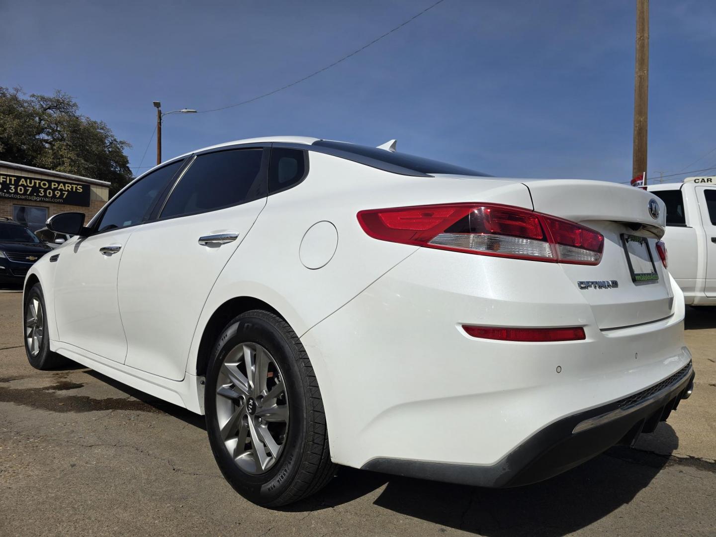 2019 DIAMOND WHITE Kia Optima LX (5XXGT4L38KG) with an 2.4L L4 DOHC 16V engine, 6A transmission, located at 2660 S.Garland Avenue, Garland, TX, 75041, (469) 298-3118, 32.885551, -96.655602 - Photo#5