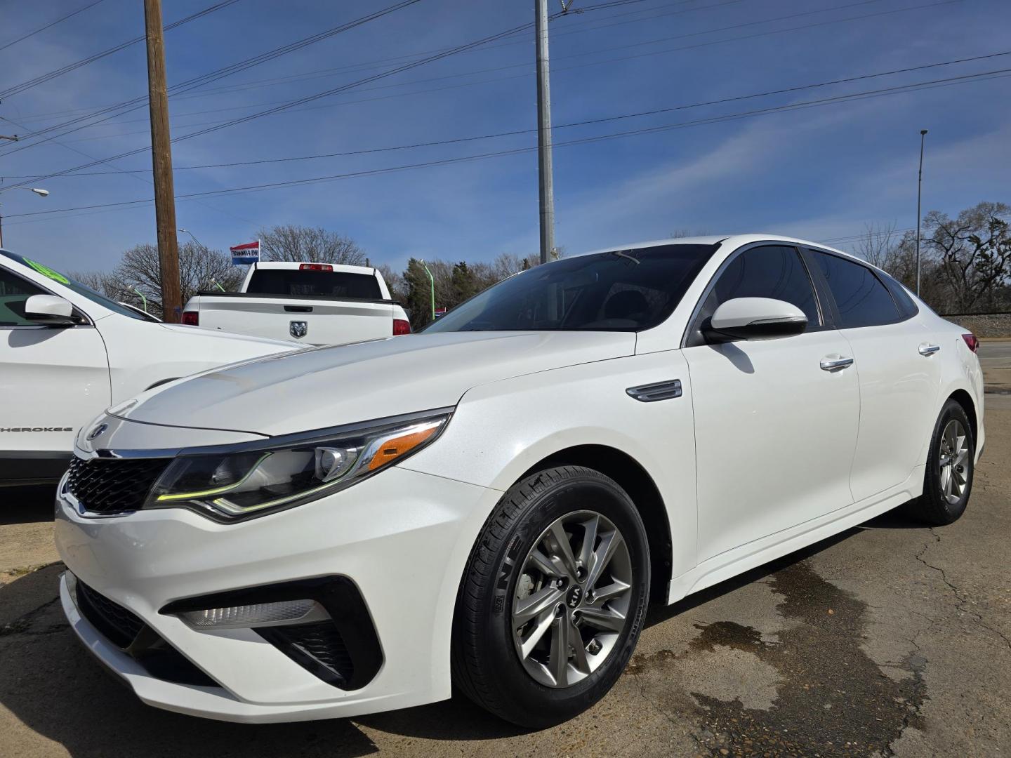 2019 DIAMOND WHITE Kia Optima LX (5XXGT4L38KG) with an 2.4L L4 DOHC 16V engine, 6A transmission, located at 2660 S.Garland Avenue, Garland, TX, 75041, (469) 298-3118, 32.885551, -96.655602 - Photo#7