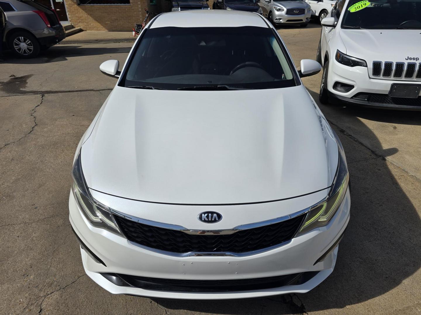 2019 DIAMOND WHITE Kia Optima LX (5XXGT4L38KG) with an 2.4L L4 DOHC 16V engine, 6A transmission, located at 2660 S.Garland Avenue, Garland, TX, 75041, (469) 298-3118, 32.885551, -96.655602 - Photo#8