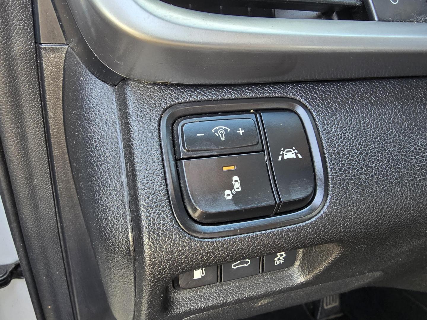 2019 DIAMOND WHITE Kia Optima LX (5XXGT4L38KG) with an 2.4L L4 DOHC 16V engine, 6A transmission, located at 2660 S.Garland Avenue, Garland, TX, 75041, (469) 298-3118, 32.885551, -96.655602 - Photo#10