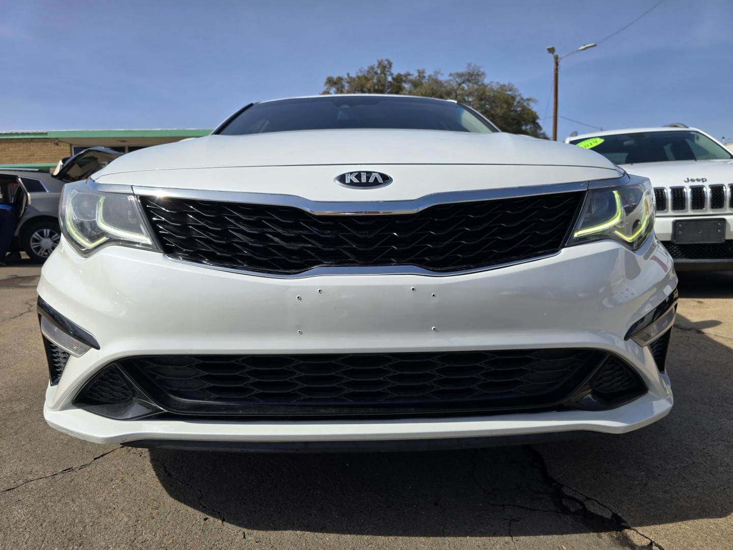 2019 DIAMOND WHITE Kia Optima LX (5XXGT4L38KG) with an 2.4L L4 DOHC 16V engine, 6A transmission, located at 2660 S.Garland Avenue, Garland, TX, 75041, (469) 298-3118, 32.885551, -96.655602 - Photo#9