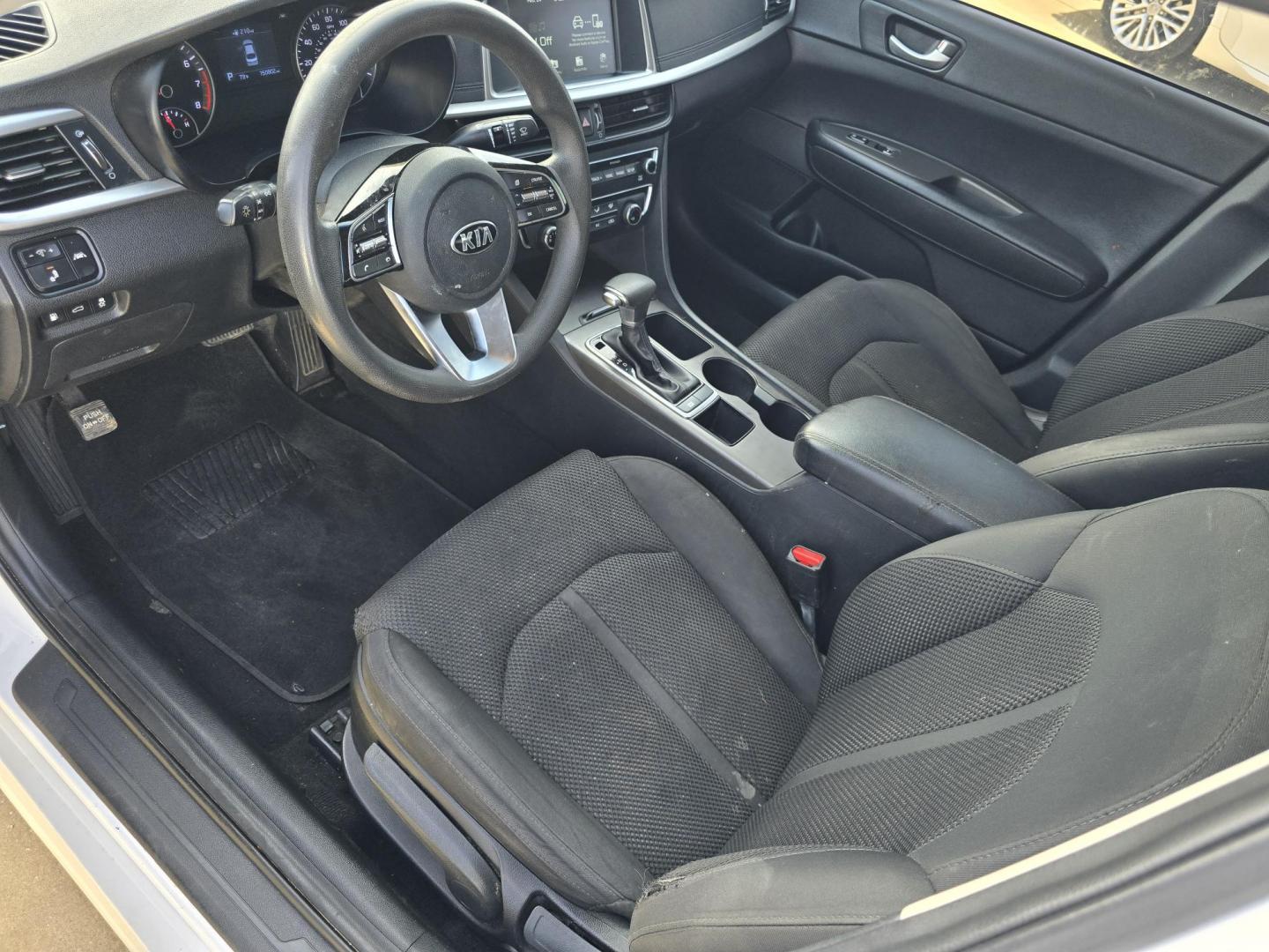 2019 DIAMOND WHITE Kia Optima LX (5XXGT4L38KG) with an 2.4L L4 DOHC 16V engine, 6A transmission, located at 2660 S.Garland Avenue, Garland, TX, 75041, (469) 298-3118, 32.885551, -96.655602 - Photo#11