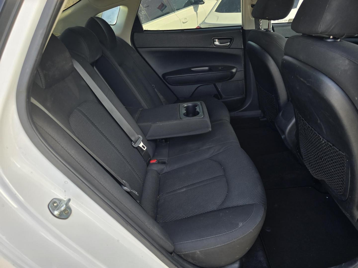 2019 DIAMOND WHITE Kia Optima LX (5XXGT4L38KG) with an 2.4L L4 DOHC 16V engine, 6A transmission, located at 2660 S.Garland Avenue, Garland, TX, 75041, (469) 298-3118, 32.885551, -96.655602 - Photo#17