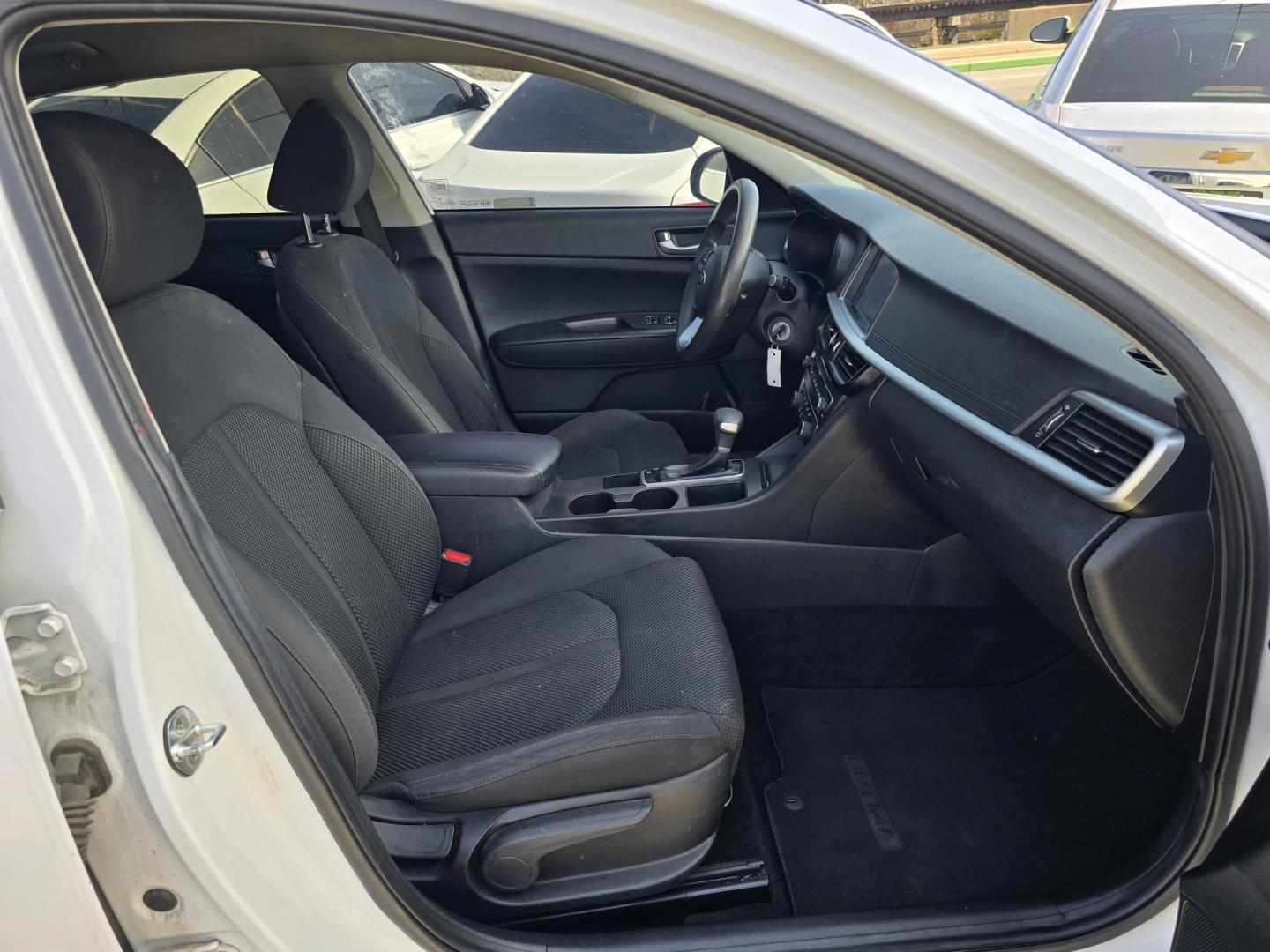 2019 DIAMOND WHITE Kia Optima LX (5XXGT4L38KG) with an 2.4L L4 DOHC 16V engine, 6A transmission, located at 2660 S.Garland Avenue, Garland, TX, 75041, (469) 298-3118, 32.885551, -96.655602 - Photo#18