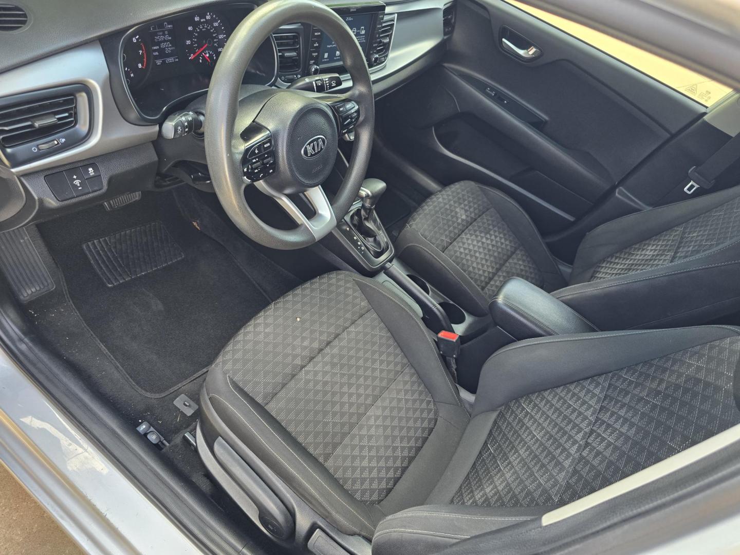 2019 SILVER Kia Rio LX (3KPA24AB8KE) with an 1.6L L4 DOHC 16V engine, 6A transmission, located at 2660 S.Garland Avenue, Garland, TX, 75041, (469) 298-3118, 32.885551, -96.655602 - Photo#10