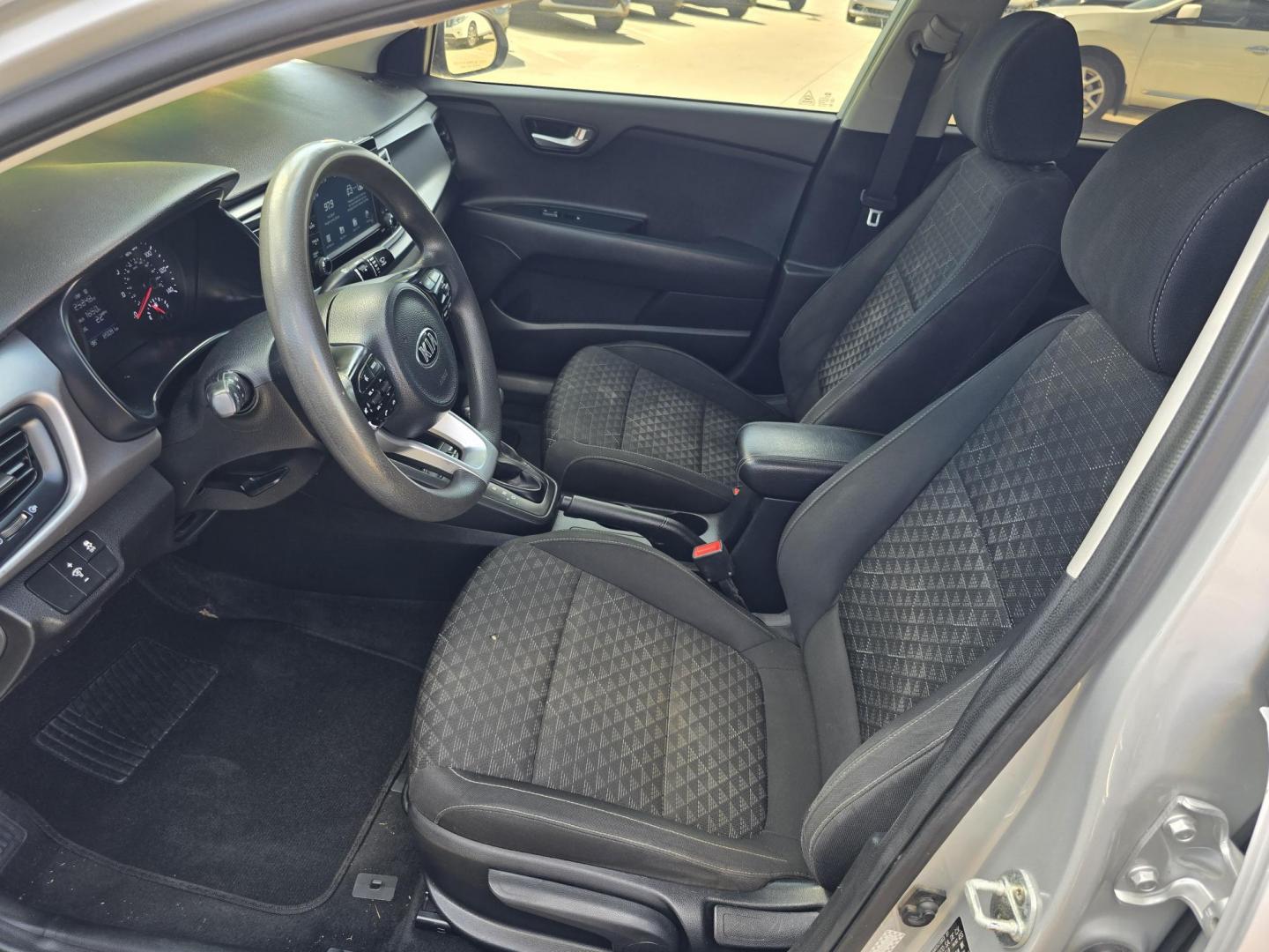 2019 SILVER Kia Rio LX (3KPA24AB8KE) with an 1.6L L4 DOHC 16V engine, 6A transmission, located at 2660 S.Garland Avenue, Garland, TX, 75041, (469) 298-3118, 32.885551, -96.655602 - Photo#11