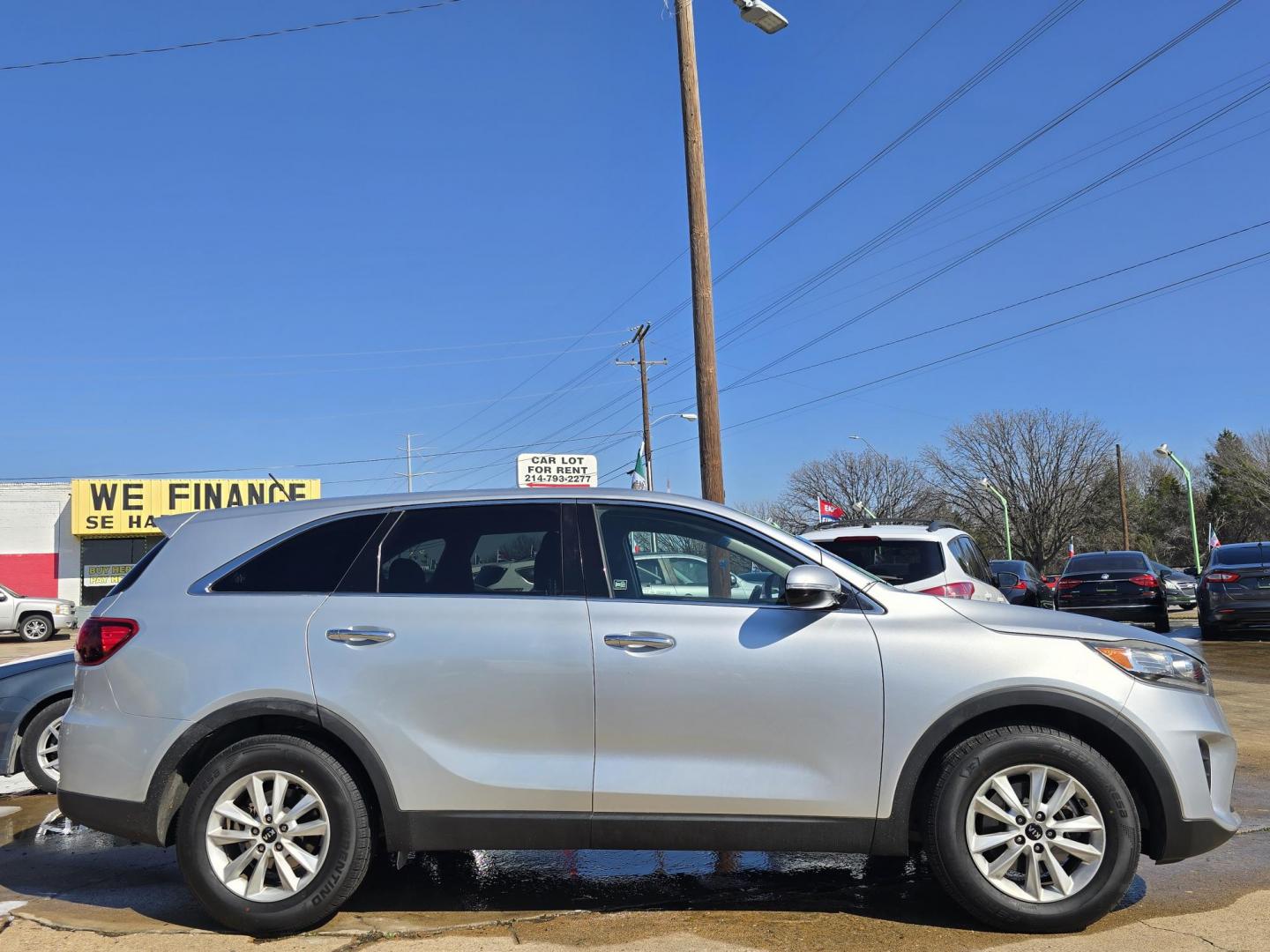 2019 SILVER Kia Sorento LX (5XYPG4A32KG) with an 2.4L L4 DOHC 16V engine, 6A transmission, located at 2660 S.Garland Avenue, Garland, TX, 75041, (469) 298-3118, 32.885551, -96.655602 - Photo#2