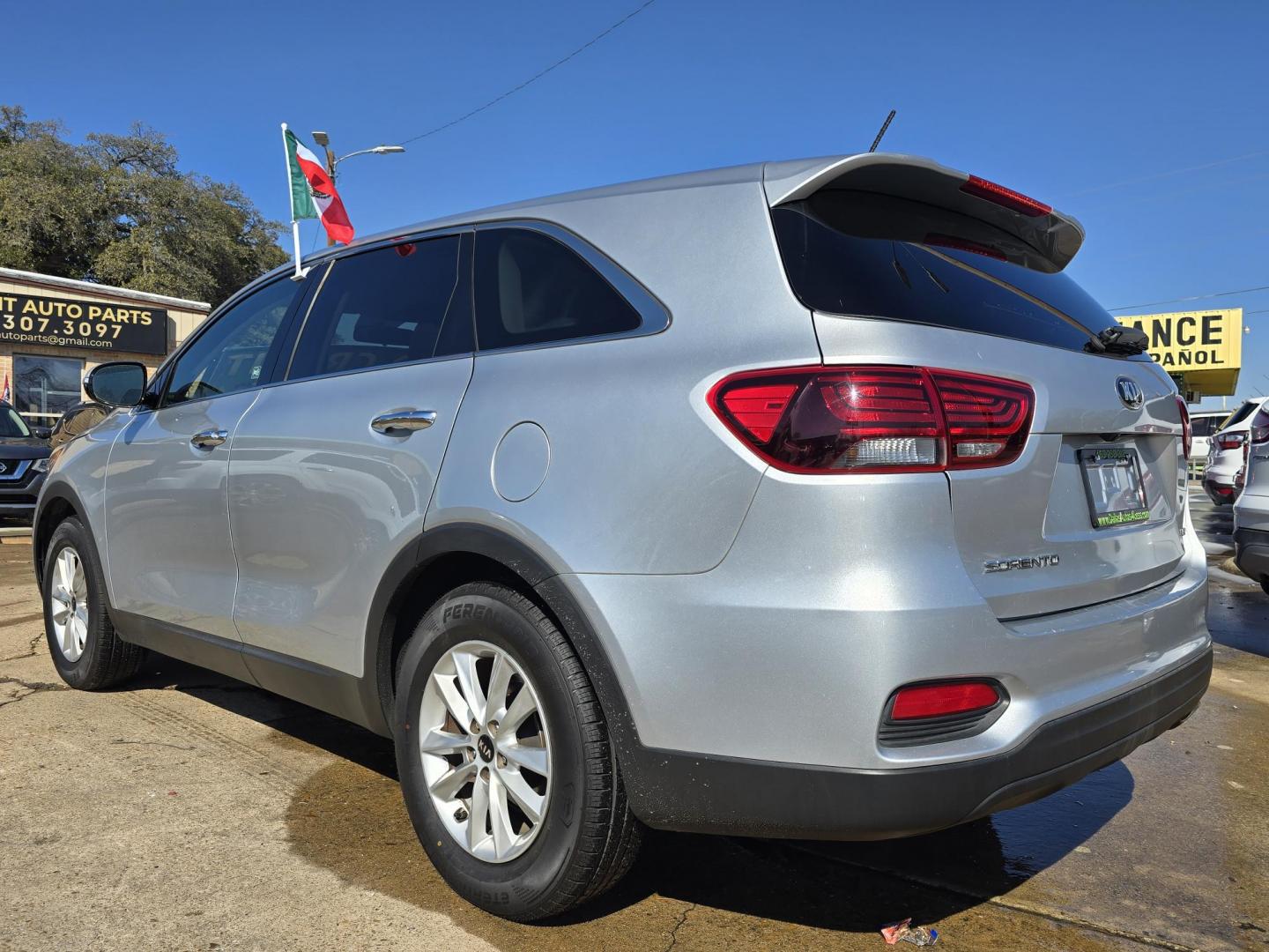 2019 SILVER Kia Sorento LX (5XYPG4A32KG) with an 2.4L L4 DOHC 16V engine, 6A transmission, located at 2660 S.Garland Avenue, Garland, TX, 75041, (469) 298-3118, 32.885551, -96.655602 - Photo#5