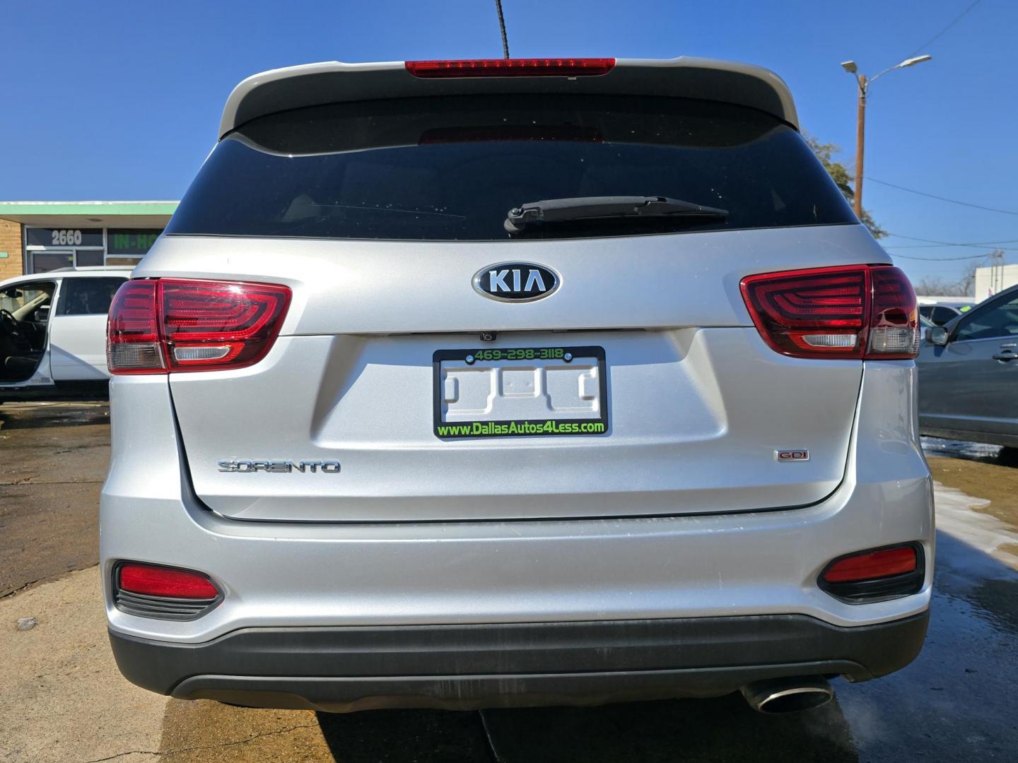 2019 SILVER Kia Sorento LX (5XYPG4A32KG) with an 2.4L L4 DOHC 16V engine, 6A transmission, located at 2660 S.Garland Avenue, Garland, TX, 75041, (469) 298-3118, 32.885551, -96.655602 - Photo#4