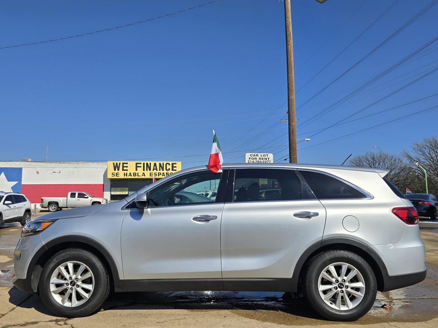 2019 SILVER Kia Sorento LX (5XYPG4A32KG) with an 2.4L L4 DOHC 16V engine, 6A transmission, located at 2660 S.Garland Avenue, Garland, TX, 75041, (469) 298-3118, 32.885551, -96.655602 - Photo#6