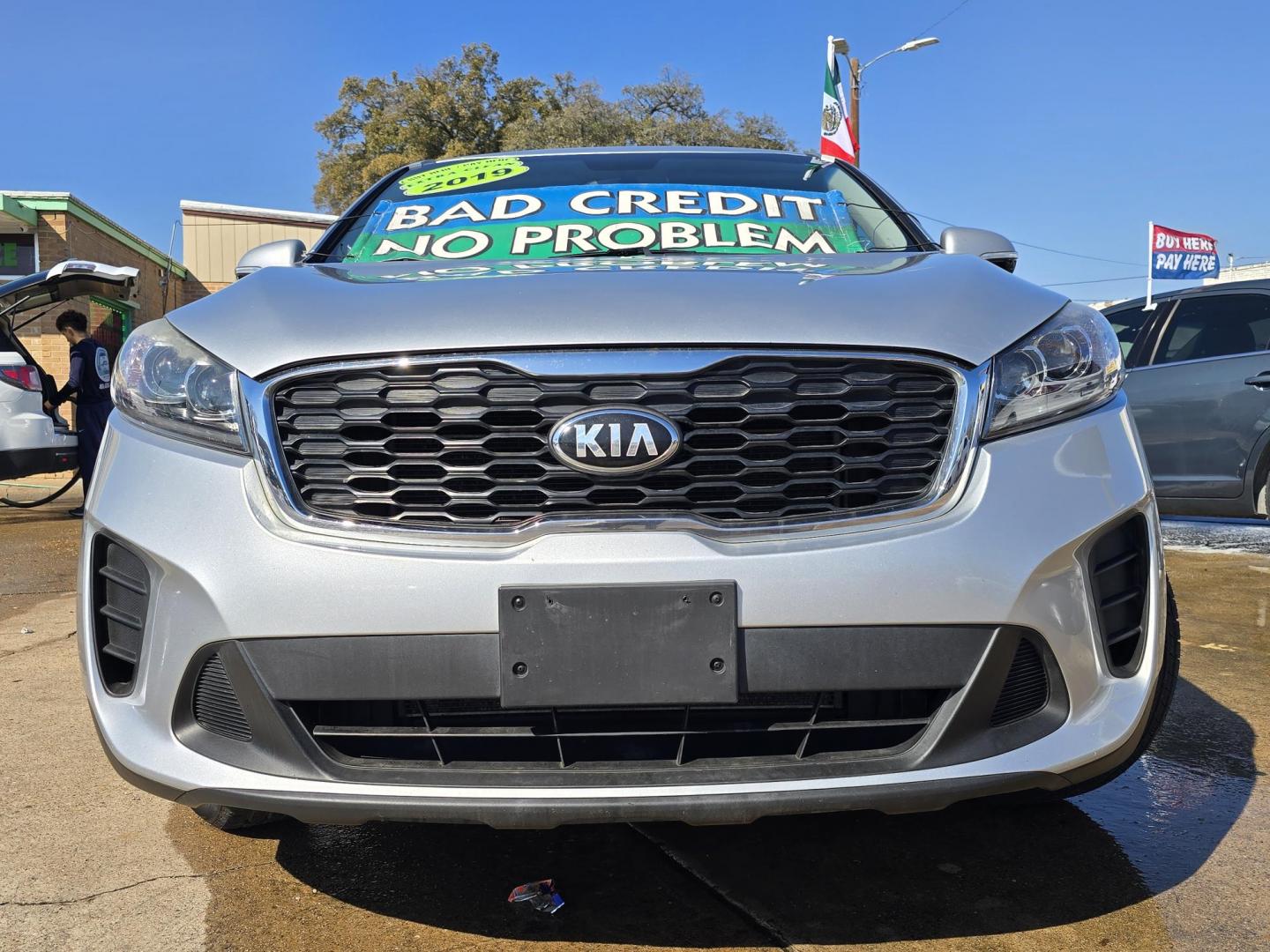 2019 SILVER Kia Sorento LX (5XYPG4A32KG) with an 2.4L L4 DOHC 16V engine, 6A transmission, located at 2660 S.Garland Avenue, Garland, TX, 75041, (469) 298-3118, 32.885551, -96.655602 - Photo#9