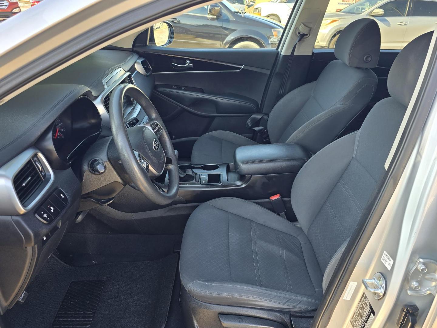 2019 SILVER Kia Sorento LX (5XYPG4A32KG) with an 2.4L L4 DOHC 16V engine, 6A transmission, located at 2660 S.Garland Avenue, Garland, TX, 75041, (469) 298-3118, 32.885551, -96.655602 - Photo#11