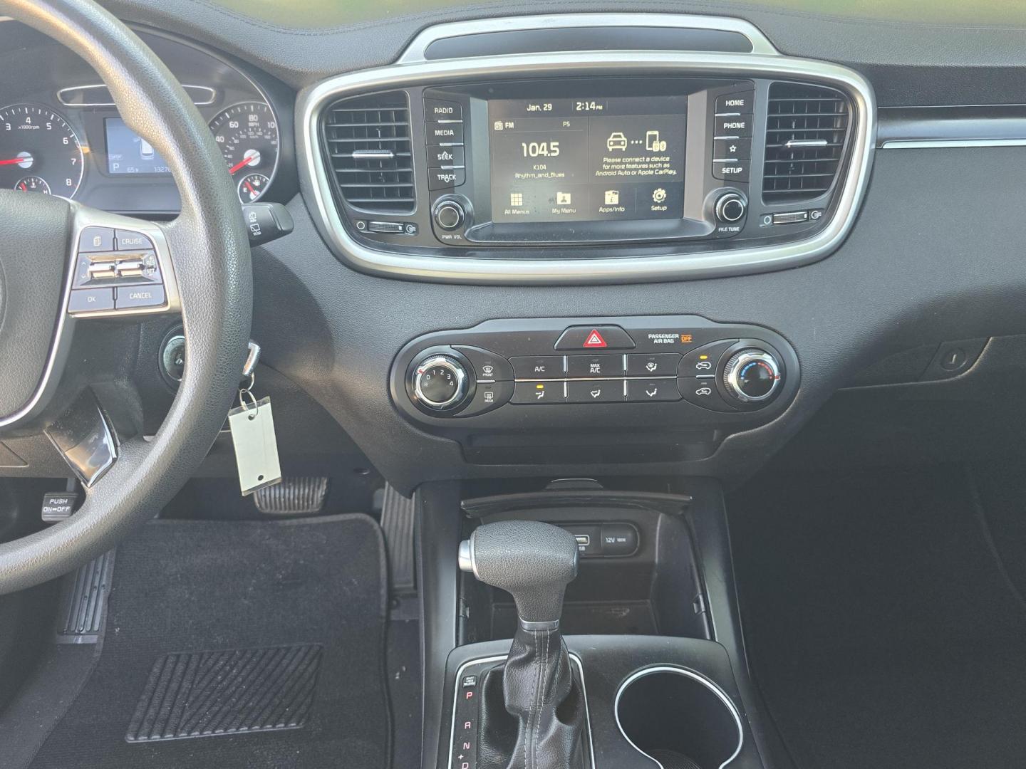 2019 SILVER Kia Sorento LX (5XYPG4A32KG) with an 2.4L L4 DOHC 16V engine, 6A transmission, located at 2660 S.Garland Avenue, Garland, TX, 75041, (469) 298-3118, 32.885551, -96.655602 - Photo#14