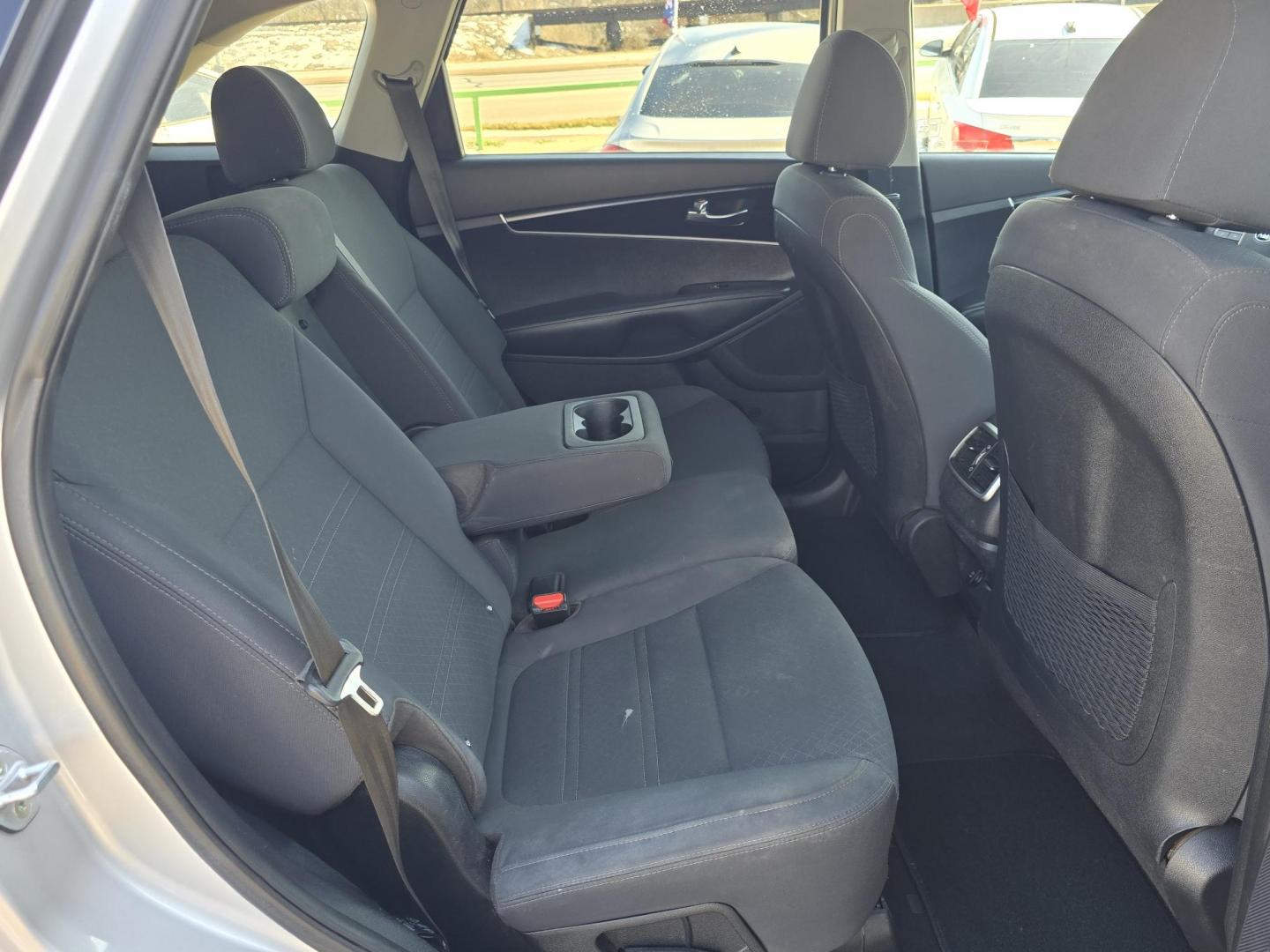 2019 SILVER Kia Sorento LX (5XYPG4A32KG) with an 2.4L L4 DOHC 16V engine, 6A transmission, located at 2660 S.Garland Avenue, Garland, TX, 75041, (469) 298-3118, 32.885551, -96.655602 - Photo#18