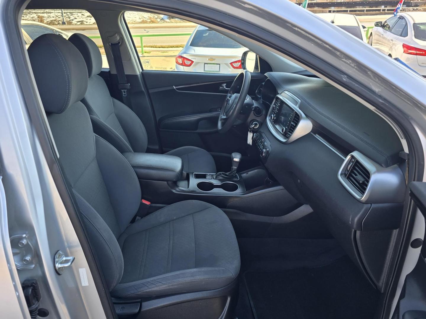 2019 SILVER Kia Sorento LX (5XYPG4A32KG) with an 2.4L L4 DOHC 16V engine, 6A transmission, located at 2660 S.Garland Avenue, Garland, TX, 75041, (469) 298-3118, 32.885551, -96.655602 - Photo#19
