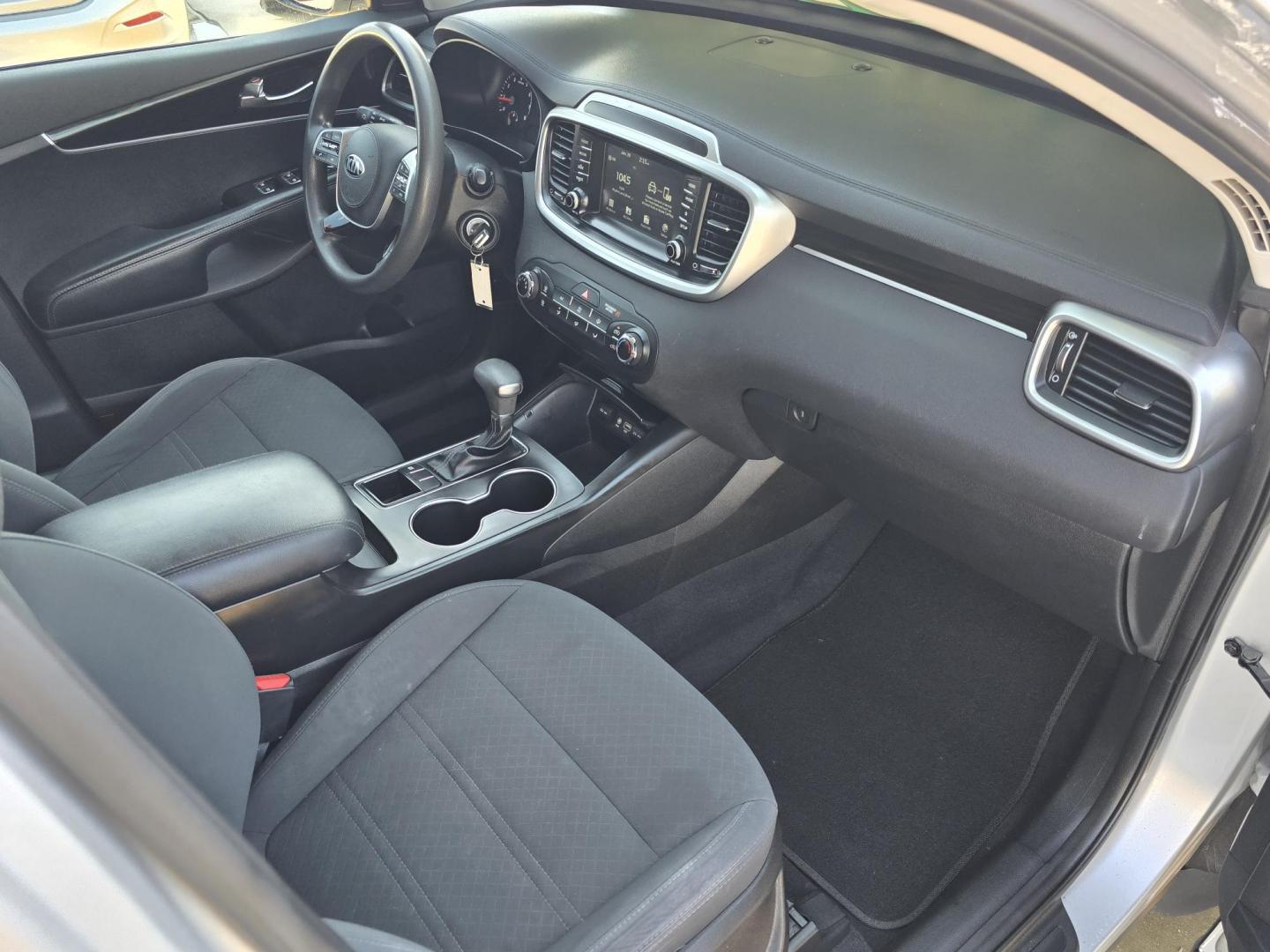 2019 SILVER Kia Sorento LX (5XYPG4A32KG) with an 2.4L L4 DOHC 16V engine, 6A transmission, located at 2660 S.Garland Avenue, Garland, TX, 75041, (469) 298-3118, 32.885551, -96.655602 - Photo#20