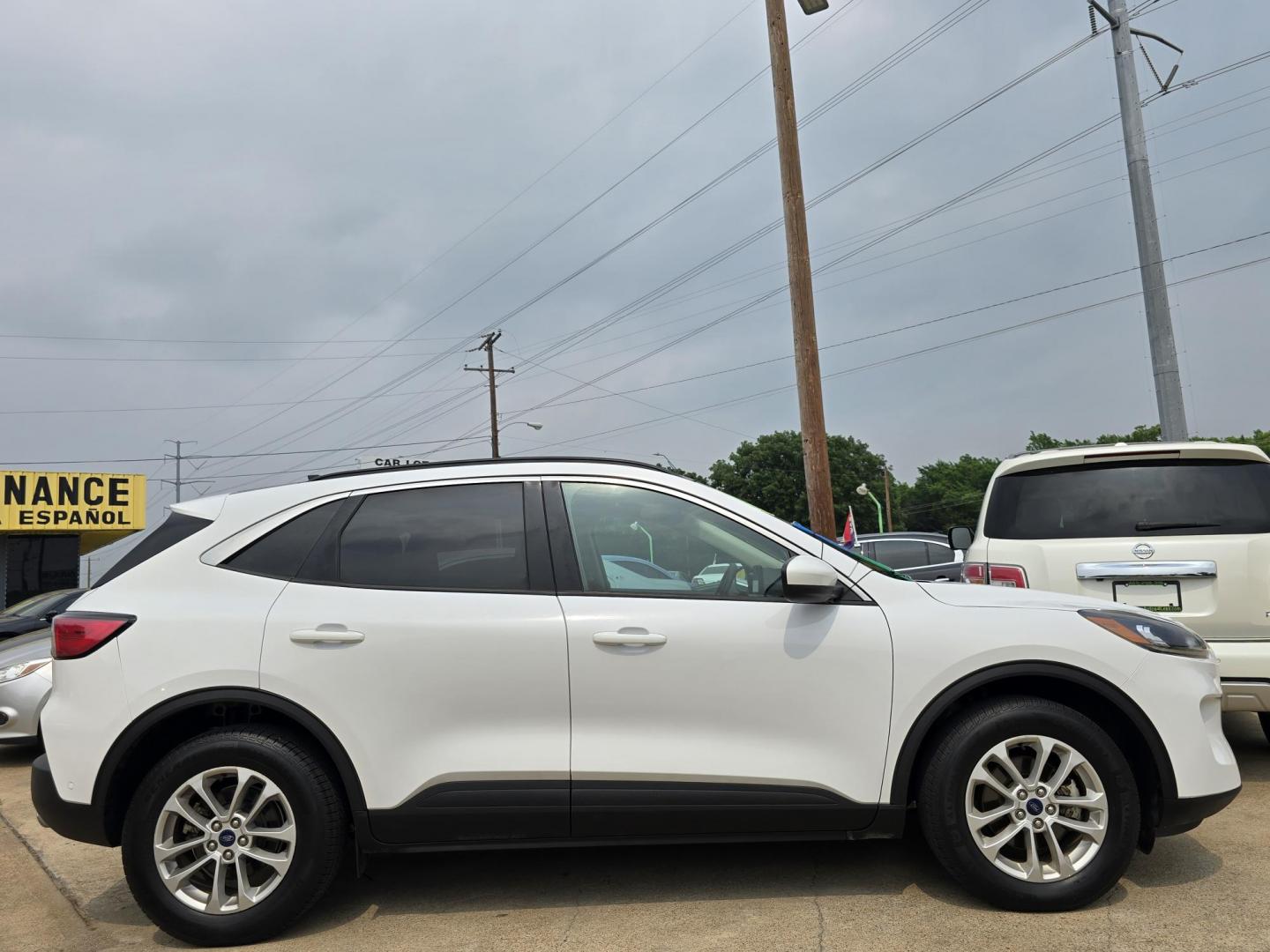 2020 WHITE Ford Escape SE (1FMCU9G67LU) with an 1.5L L3 engine, 6A transmission, located at 2660 S.Garland Avenue, Garland, TX, 75041, (469) 298-3118, 32.885551, -96.655602 - Photo#2