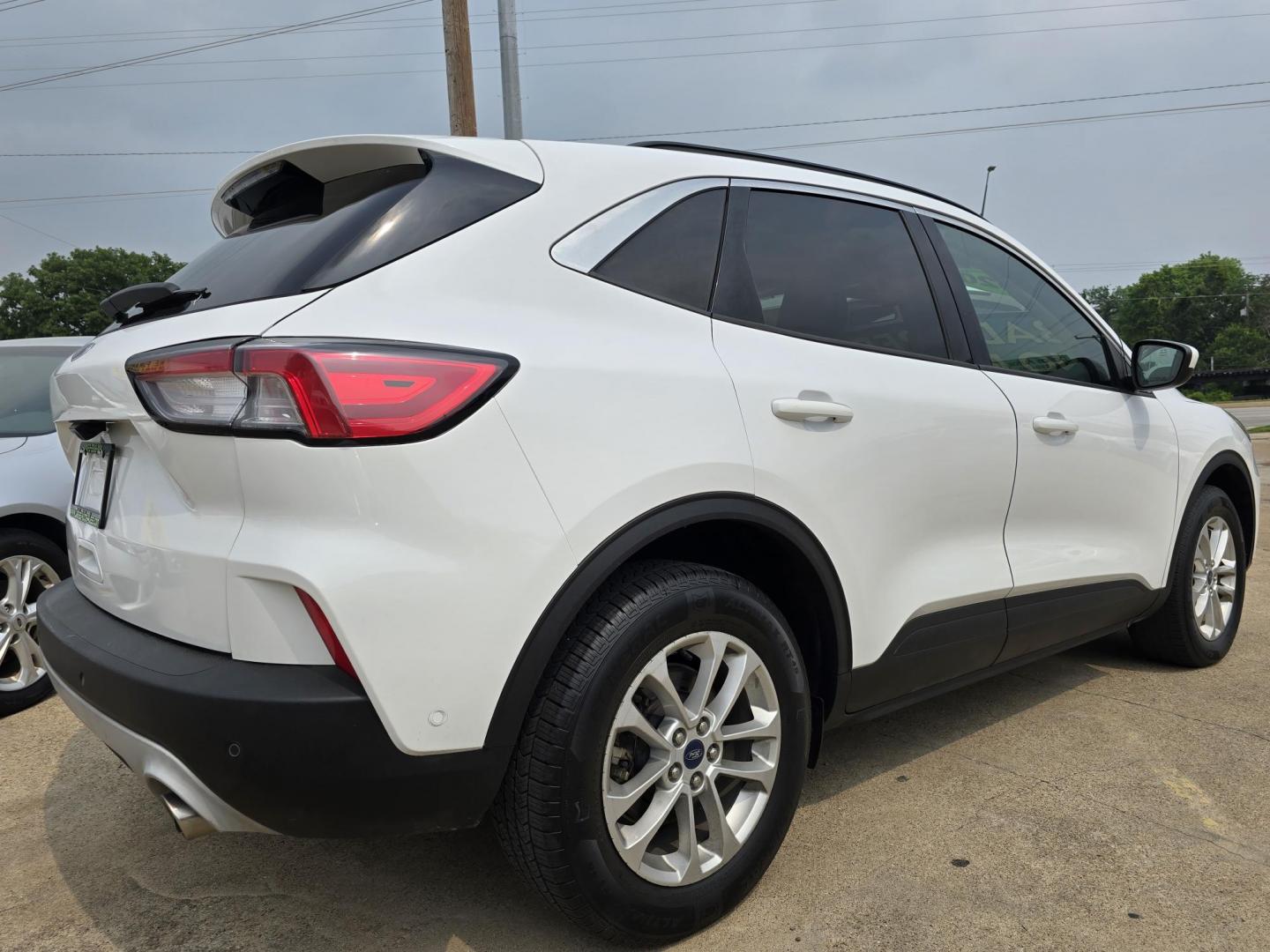 2020 WHITE Ford Escape SE (1FMCU9G67LU) with an 1.5L L3 engine, 6A transmission, located at 2660 S.Garland Avenue, Garland, TX, 75041, (469) 298-3118, 32.885551, -96.655602 - Photo#3