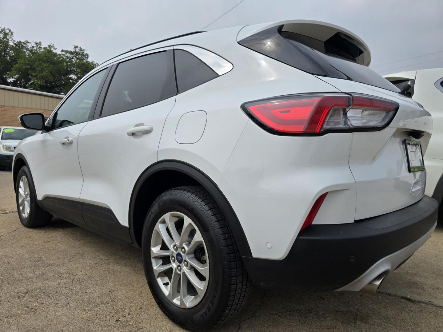 2020 WHITE Ford Escape SE (1FMCU9G67LU) with an 1.5L L3 engine, 6A transmission, located at 2660 S.Garland Avenue, Garland, TX, 75041, (469) 298-3118, 32.885551, -96.655602 - Photo#5