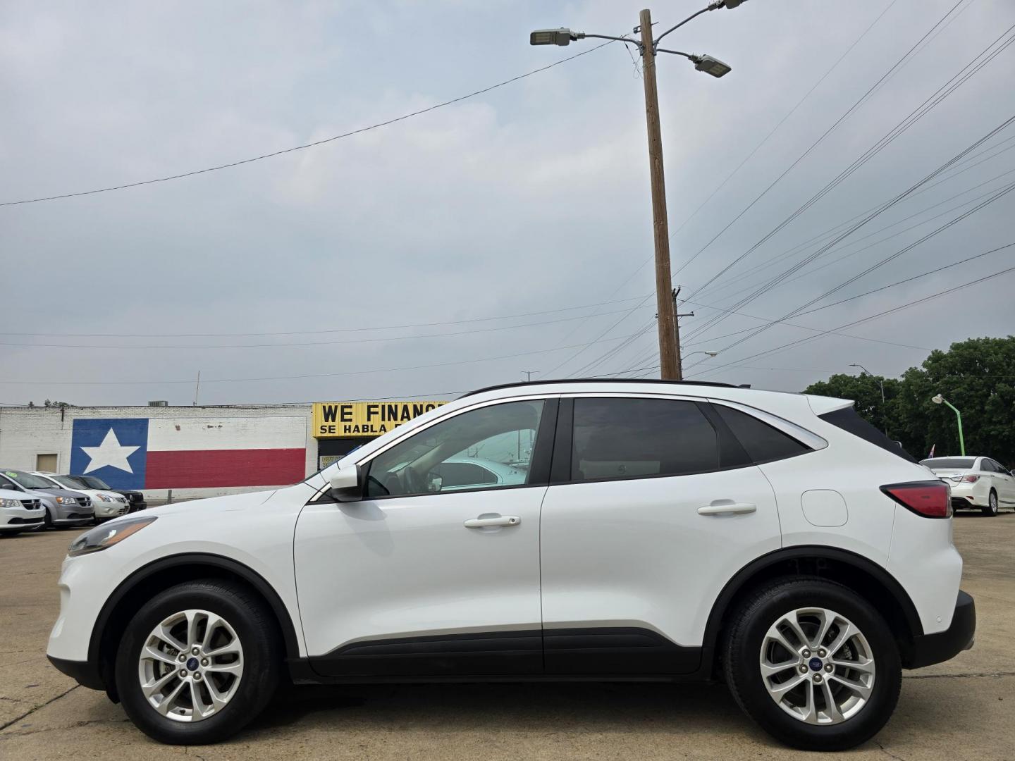 2020 WHITE Ford Escape SE (1FMCU9G67LU) with an 1.5L L3 engine, 6A transmission, located at 2660 S.Garland Avenue, Garland, TX, 75041, (469) 298-3118, 32.885551, -96.655602 - Photo#6