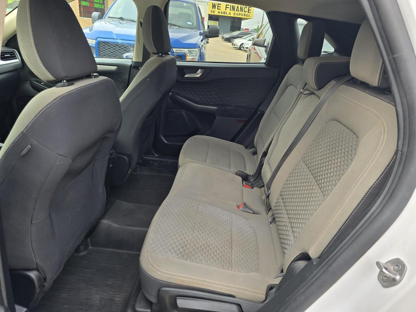 2020 WHITE Ford Escape SE (1FMCU9G67LU) with an 1.5L L3 engine, 6A transmission, located at 2660 S.Garland Avenue, Garland, TX, 75041, (469) 298-3118, 32.885551, -96.655602 - Photo#17