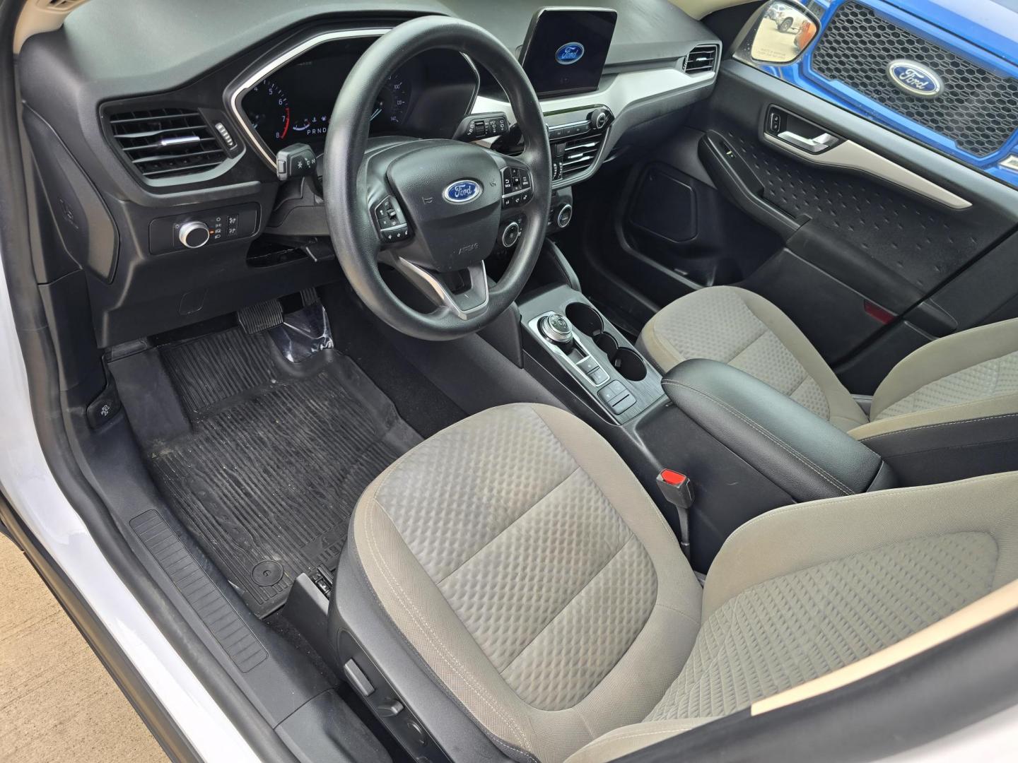 2020 WHITE Ford Escape SE (1FMCU9G67LU) with an 1.5L L3 engine, 6A transmission, located at 2660 S.Garland Avenue, Garland, TX, 75041, (469) 298-3118, 32.885551, -96.655602 - Photo#10
