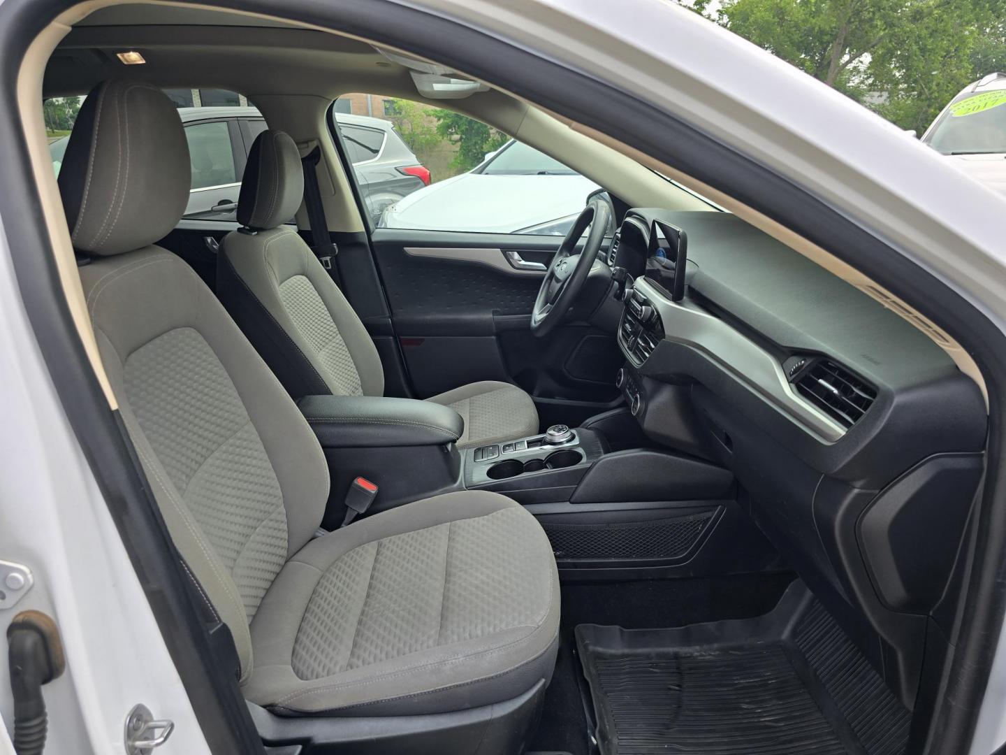 2020 WHITE Ford Escape SE (1FMCU9G67LU) with an 1.5L L3 engine, 6A transmission, located at 2660 S.Garland Avenue, Garland, TX, 75041, (469) 298-3118, 32.885551, -96.655602 - Photo#20