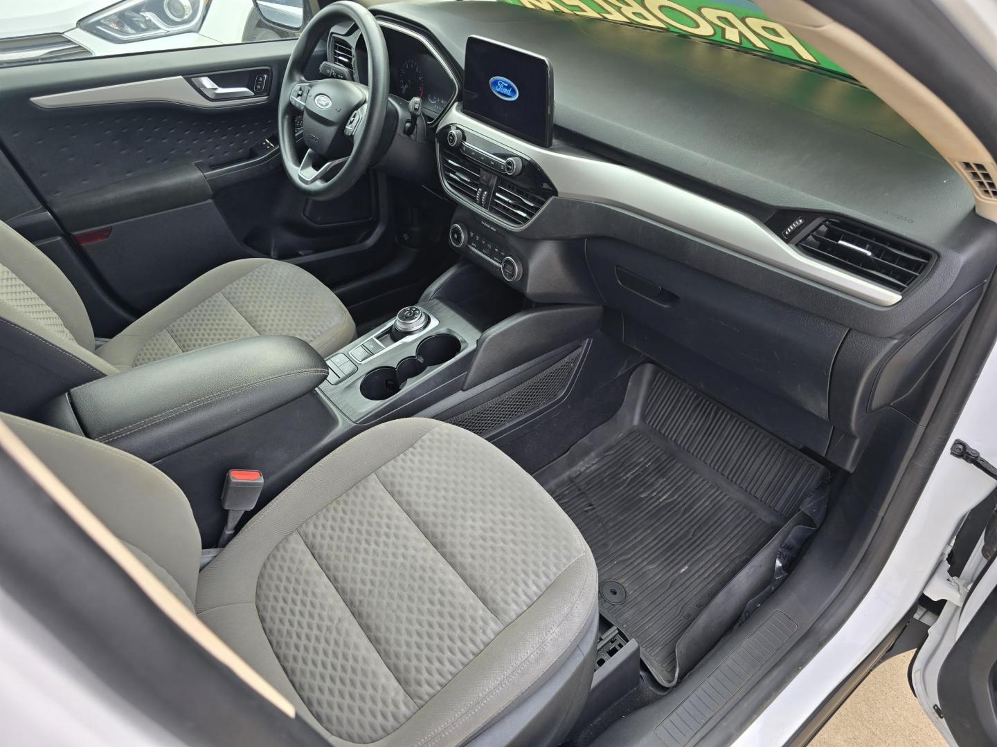 2020 WHITE Ford Escape SE (1FMCU9G67LU) with an 1.5L L3 engine, 6A transmission, located at 2660 S.Garland Avenue, Garland, TX, 75041, (469) 298-3118, 32.885551, -96.655602 - Photo#21