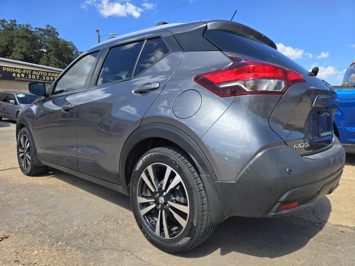 2020 GRAY Nissan Kicks SV (3N1CP5CV9LL) with an 1.6L L4 engine, CVT transmission, located at 2660 S.Garland Avenue, Garland, TX, 75041, (469) 298-3118, 32.885551, -96.655602 - Photo#5