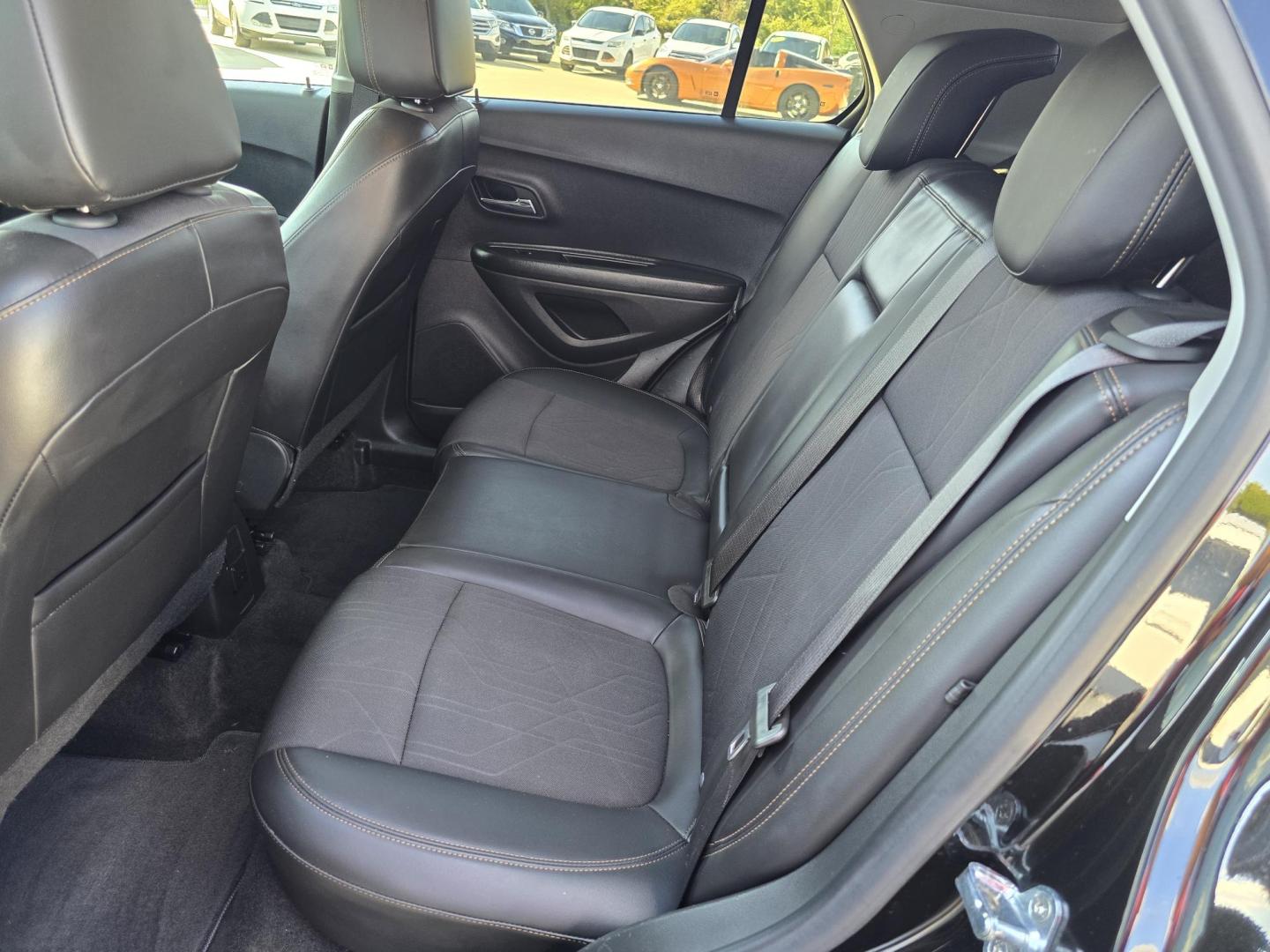 2022 BLACK Chevrolet Trax LT (KL7CJLSM4NB) with an 1.4L L4 DOHC 16V engine, 6A transmission, located at 2660 S.Garland Avenue, Garland, TX, 75041, (469) 298-3118, 32.885551, -96.655602 - Photo#17