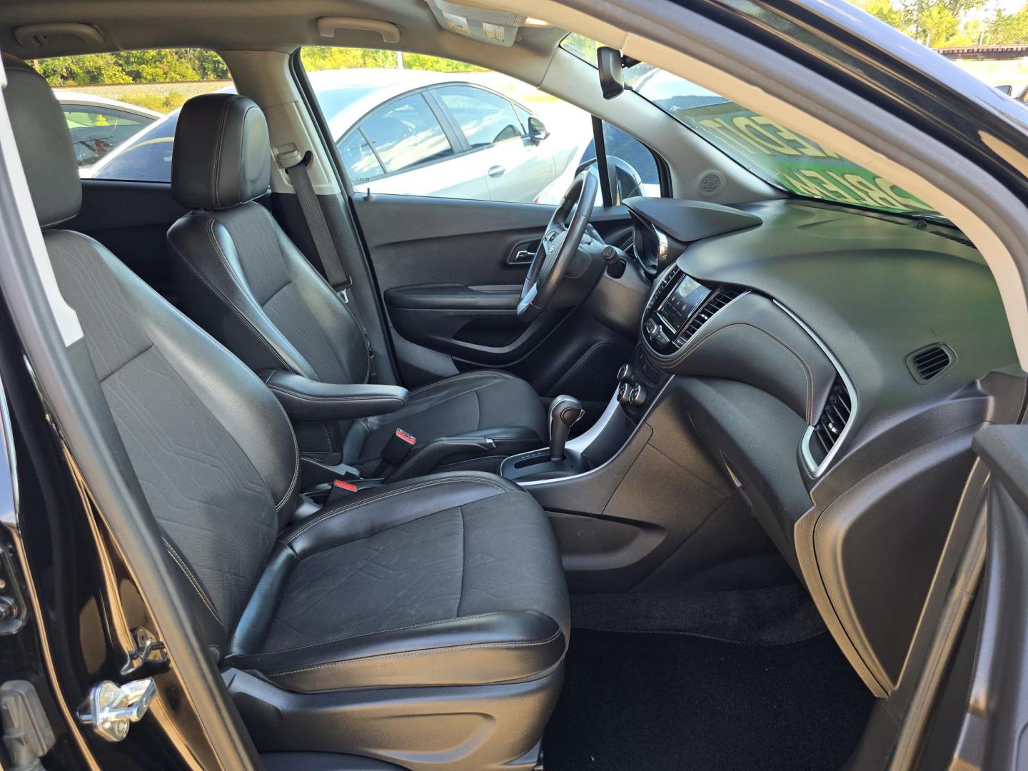 2022 BLACK Chevrolet Trax LT (KL7CJLSM4NB) with an 1.4L L4 DOHC 16V engine, 6A transmission, located at 2660 S.Garland Avenue, Garland, TX, 75041, (469) 298-3118, 32.885551, -96.655602 - Photo#20